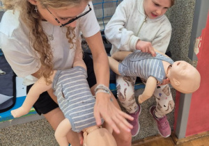 Uczymy naszych najbliższych, jak reagować w sytuacji zaksztuszeń u niemowląt