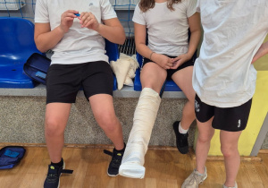Uczymy się unieruchamiania kończyn w złamaniach nóg