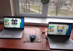 Uczniowie klasy 3b uczą się kodowania na wirtualnej macie do kodowania.