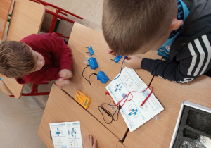 Uczniowie klasy 2a budują proste obwody elektryczne z wykorzystaniem pomocy zakupionych z funduszy Unii Europejskiej.