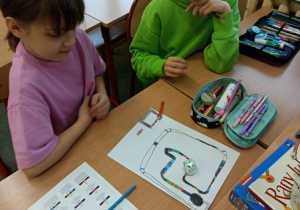Uczniowie klasy 2a kodują trasę Ozobotów zakupionych z funduszy Unii Europejskiej.