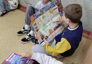 Uczniowie z grupy 2 przeglądają mapy Londynu.