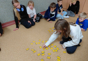 Uczniowie powtarzają materiał leksykalny w formie zabawy.