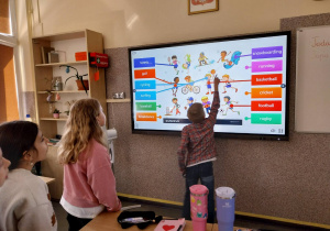 Uczniowie z klasy 3 (gr. 2) w ramach zajęć koła języka angielskiego poprzez ćwiczenia interaktywne podsumowują poznane nazwy sportów.