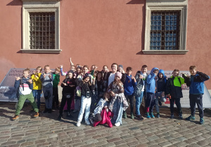 Zdjęcie grupowe klasy 4a przed Zamkiem Królewskim w Warszawie