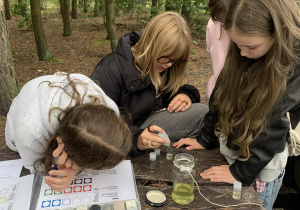 Uczniowie badają ph wody.