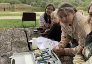 Uczniowie metodą kalorymetryczną według skali barw przeprowadzają analizę wody ze Stawu Bielice.