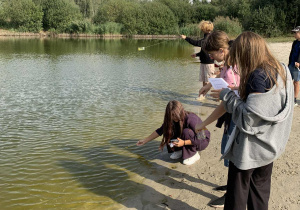 Uczniowie pobierają próbki wody i określają jej zapach.