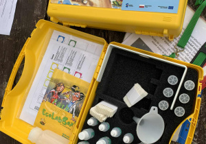 Uczniowie do analizy wody użyli zestawu " EkoLab" - walizka ekologa.