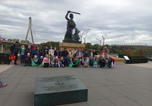 Klasa 2a i 2d pod pomnikiem Syrenki warszawskie.