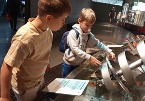 Uczniowie zapoznają się z zasobami Centrum Nauki Kopernik. Samodzielnie zdobywają wiedzę.