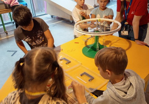 Uczniowie podczas warsztatów muzycznych budowali instrumenty muzyczne z przedmiotów codziennego użytku