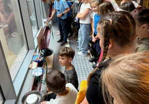 Uczniowie podczas warsztatów muzycznych budowali instrumenty muzyczne z przedmiotów codziennego użytku