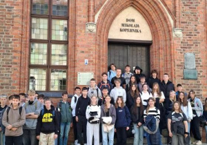Uczniowie przed Domem Kopernika.