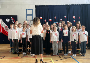 Występ szkolnego chóru.