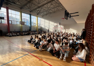 Uczniowie uczestniczący w uroczystej akademii.