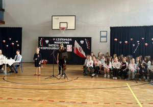 Występ uczennic z klasy 4b i 5b podczas uroczystości.