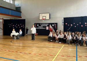 Uczniowie z klasy 8b recytują wiersze o tematyce patriotycznej.