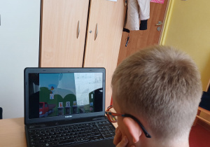 Uczestnik korzysta z programu komputerowego LogoZabawy.