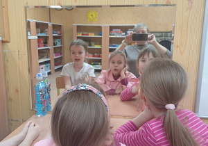 Zajęcia logopedyczne - uczennice wykonują ćwiczenia kinestezji artykulacyjnej przez lustrem - m.in. kląskanie.