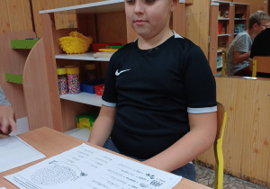 Uczniowie rozwiązuję na zajęciach logopedycznych rebusy i krzyżówki.