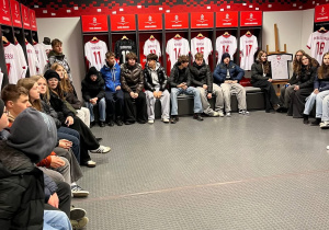 Uczestnicy wycieczki przebywają w szatni Reprezentacji Polski.