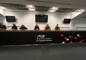 Uczniowie zwiedzają Press Room.