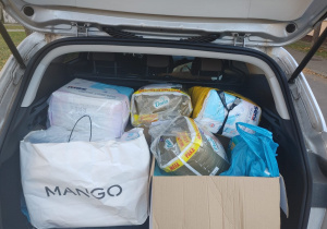 Dary przekazane przez społeczność szkolną dla Fundacji Gajusz.