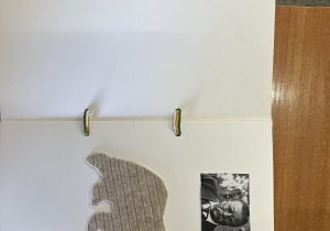 Strona książki sensorycznej – przyklejona fotografia i miś z tkaniny.