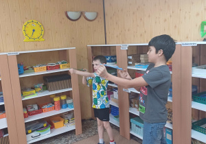 Zajęcia emocjonalno - społeczne : zabawa integracyjna "Strzelające smoki", uczestnicy mają za zadanie trafić rozciągniętym smokiem do tarczy