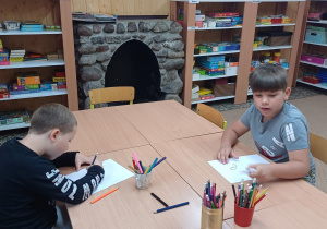 Zajęcia emocjonalno - społeczne - uczniowie z klas pierwszych przygotowują rysunki przedstawiające siebie jako zwierzątko i określają trzy cechy, które opisują wybrane zwierzę oraz uzasadniają swój wybór.