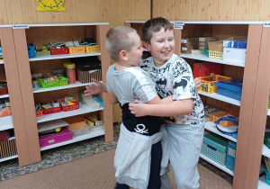 Uczniowie podczas ćwiczenia – Powitania krążą po Sali i witają się na różne sposoby zaproponowane przez prowadzącego – Jak politycy, jak przyjaciele, po długiej rozłące itp.