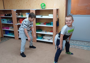 Ćwiczenie Model. Jeden uczestnik pokazuje wymyślone ruchy, a pozostali go naśladują. Potem następuje zmiana