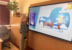 Uczennica klasy czwarte wykonuje ćwiczenia interaktywne dotyczące zmian w przyrodzie w różnych porach roku