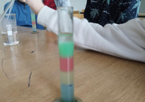 Uczniowie klas 7 porównują gęstości roztworów.