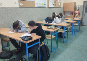 Uczniowie w czasie ewaluacji zajęć projektowych w szkole.