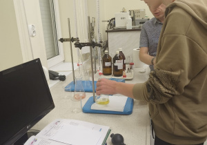 Uczniowie wykonują oznaczenie twardości wody.