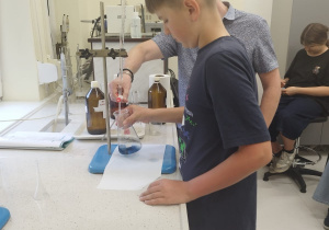 Uczniowie wykonują oznaczenie twardości wody