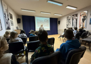 Uczniowie słuchają historii j naszego miasta.