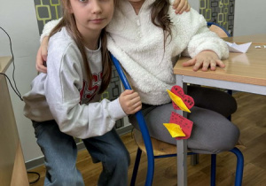 Uczniowie wykonują prace plastyczne – magnesy.