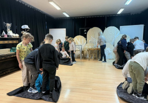 Dzieci uczestniczą w warsztatach.