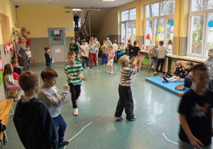 Uczniowie podczas „misiowych” muzycznych zabaw przy muzyce.