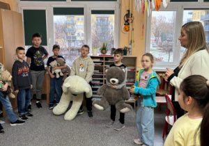 Uczniowie podczas zajęć dotyczących misiów bohaterów Se-Ma -For.