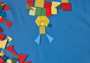 Praca plastyczna z klocków – portret misia.