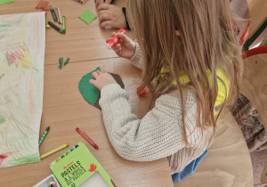 Przedszkolaki kolorują kasztany.