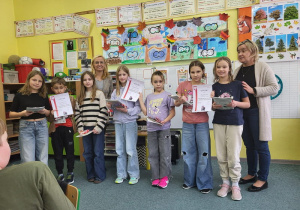 Wszyscy uczestnicy konkursu wraz z Paniami organizatorkami.