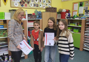 Uczestnicy konkursu otrzymują dyplomy oraz nagrody za udział w konkursie z rąk Pani Anny Łuczak.