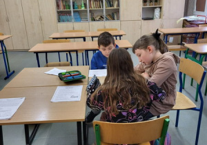 Reprezentanci klas trzecich podczas rozwiązywania testu wiedzy o Józefie Piłsudskim.