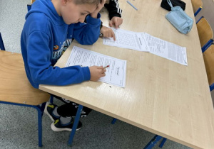 Reprezentanci klas trzecich podczas rozwiązywania testu wiedzy o Józefie Piłsudskim.