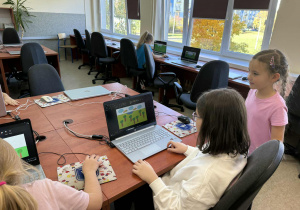 Uczennice prezentują nową funkcję w programie Paint